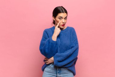 Genç ve güzel bir kadın sana göz kulak oluyor, güvenmiyor, izliyor, tetikte ve tetikte bekliyor.