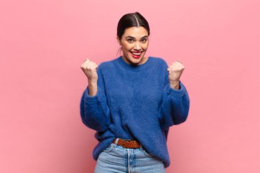 Genç ve güzel bir kadın şoke olmuş, heyecanlı ve mutlu, gülüyor ve başarıyı kutluyor.!