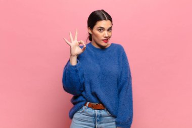 Genç, güzel bir kadın kendini mutlu, rahat ve tatmin olmuş hissediyor.