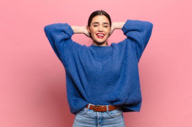 Genç, güzel bir kadın kendini stresli, endişeli, endişeli ya da korkmuş hissediyor. Elleri başının üstünde, hatayla panikliyor.