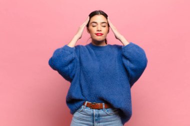 Genç ve güzel bir kadın konsantre, düşünceli ve ilham verici, beyin fırtınası yapıyor ve hayal kuruyor.