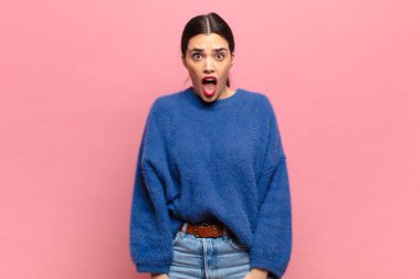 Genç ve güzel bir kadın şok olmuş ya da şaşırmış görünüyor, ağzı açık bir şekilde 