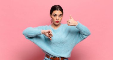 Genç ve güzel bir kadın kafası karışık, bilgisiz ve kararsız hissediyor. İyi ve kötü seçenekleri farklı seçeneklerle tartıyor.