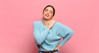 Genç, güzel bir kadın yorgun, stresli, endişeli, hayal kırıklığına uğramış ve depresif hissediyor. Sırt ya da boyun ağrısı çekiyor.