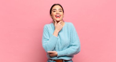 Genç, güzel bir kadın gülümsüyor, hayattan zevk alıyor, mutlu, arkadaş canlısı, tatmin olmuş ve tasasız.