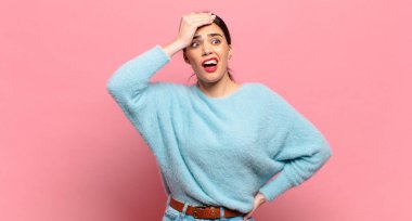 Genç ve güzel bir kadın unutulmuş bir süre için panikliyor, stresli hissediyor, bir pisliği örtbas etmek zorunda kalıyor ya da hata yapıyor.