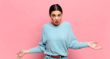 Genç ve güzel bir kadın bilgisiz ve kafası karışmış hissediyor, hiçbir fikri yok, aptal ya da aptal bir bakışla tamamen kafası karışmış.