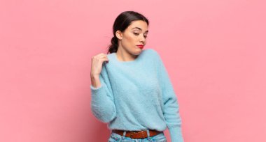 Genç ve güzel bir kadın kibirli, başarılı, pozitif ve gururlu görünüyor.