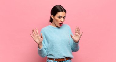 Genç, güzel bir kadın gergin, endişeli ve endişeli görünüyor. Benim hatam olmadığını söylüyor. Yoksa ben yapmadım. 