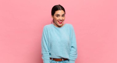 Genç, güzel bir kadın, büyük, dostane, kaygısız bir gülümsemesi var, pozitif, rahat ve mutlu görünüyor, ürpertici.