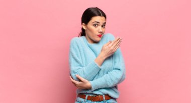 Genç ve güzel bir kadın kafası karışık ve bilgisiz, şüpheli bir açıklama ya da düşünceyi merak ediyor.