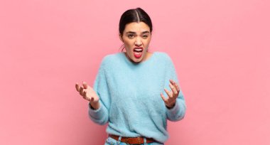 Genç ve güzel bir kadın ağzı açık ve şaşırmış, şok olmuş ve hayrete düşmüş inanılmaz bir sürprizle