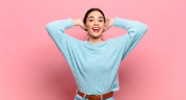 Genç, güzel bir kadın mutlu, kaygısız, arkadaş canlısı ve rahat görünüyor. Hayattan ve başarıdan keyif alıyor, olumlu bir tavırla.