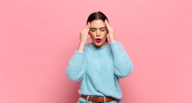 Genç ve güzel bir kadın stresli ve hayal kırıklığına uğramış görünüyor. Baskı altında çalışıyor ve sorunlarla boğuşuyor.