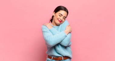 Genç, güzel bir kadın aşık oluyor, gülümsüyor, sarılıyor ve kendine sarılıyor, bekar kalıyor, bencil ve benmerkezci oluyor.