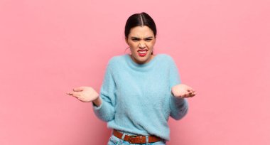 Genç ve güzel bir kadın bilgisiz ve kafası karışık, hangi seçeneği seçeceğinden emin değil, merak ediyor.