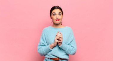 Genç, güzel bir kadın entrika çeviriyor, komplo kuruyor, sinsi hileler ve hileler düşünüyor, kurnaz ve ihanet ediyor.