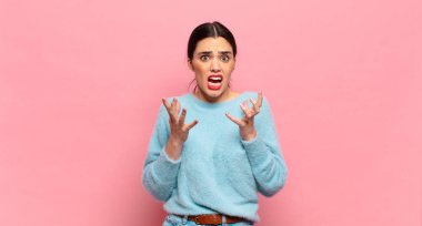 Genç ve güzel bir kadın umutsuz ve hayal kırıklığına uğramış görünüyor, stresli, mutsuz ve sinirli, bağırıyor ve çığlık atıyor.