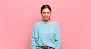 Genç ve güzel bir kadın şapşal ve komik görünüyor. Şaşı bakışlı, şakacı ve şakacı.