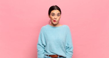 Genç ve güzel bir kadın kafası karışık ve kuşkulu, merak ediyor ya da karar vermeye çalışıyor.