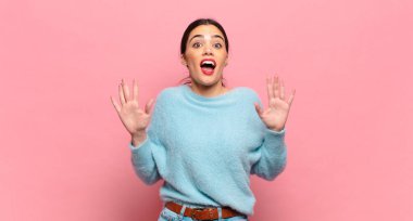 Genç, güzel bir kadın sersemlemiş ve korkmuş hissediyor. Korkutucu bir şeyden korkuyor. Elleri açık ve uzak durun diyor.