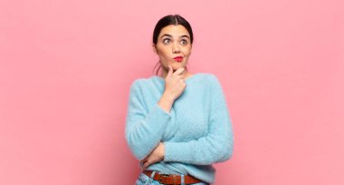 Genç, güzel bir kadın farklı seçenekleri olan, şüpheli ve şaşkın hisseder, hangi kararı vereceğini merak eder.