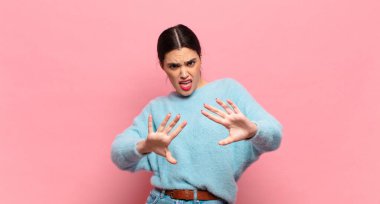 Dehşete kapılmış, korku ve panik içinde çığlık atan, kabusa tepki veren genç ve güzel bir kadın.