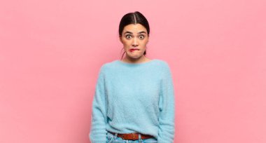 Genç, güzel bir kadın kendini cahil, kafası karışık ve hangi seçeneği seçeceği belirsiz hissederek sorunu çözmeye çalışıyor.