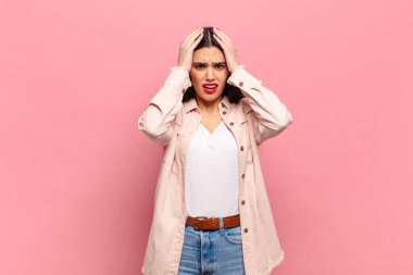 Genç, güzel bir kadın dehşete kapılmış ve şok olmuş hissediyor. Bir hata yüzünden el ele tutuşup panikliyor.