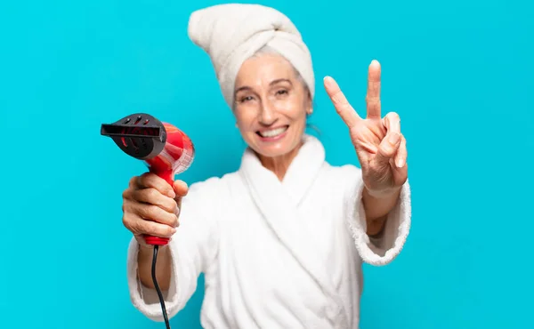 Mulher Bonita Sênior Após Chuveiro Usando Roupão Banho Conceito Secador — Fotografia de Stock