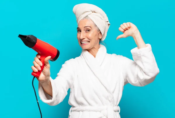 Mulher Bonita Sênior Após Chuveiro Usando Roupão Banho Conceito Secador — Fotografia de Stock