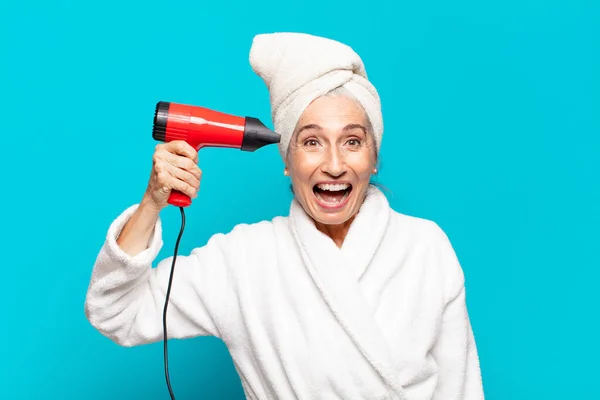 Senior Hübsche Frau Nach Der Dusche Bademantel Haartrockner Konzept — Stockfoto