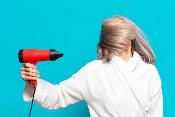 Senior Vacker Kvinna Efter Dusch Bär Badrock Hårtork Koncept — Stockfoto