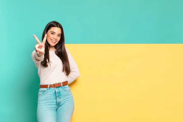 Joven Bonita Mujer Sonriendo Luciendo Feliz Despreocupada Positiva Haciendo Gestos —  Fotos de Stock