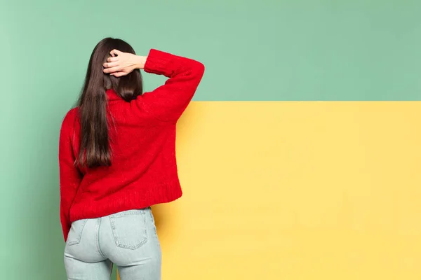 Junge Hübsche Frau Die Denkt Oder Zweifelt Sich Kopf Kratzt — Stockfoto