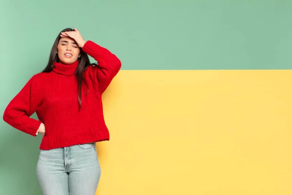 Jeune Jolie Femme Paniquant Sur Une Échéance Oubliée Sentant Stressé — Photo