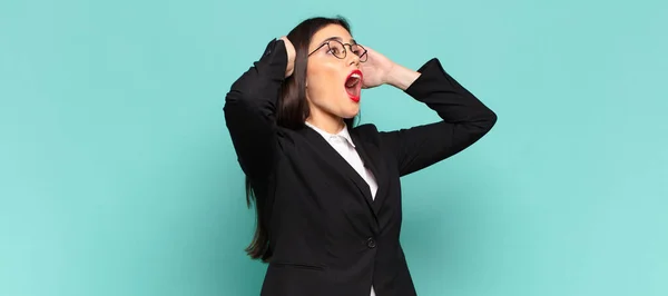 Giovane Bella Donna Con Bocca Aperta Guardando Inorridito Scioccato Causa — Foto Stock