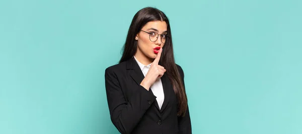 Jovem Mulher Bonita Pedindo Silêncio Sossego Gesticulando Com Dedo Frente — Fotografia de Stock