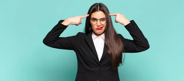 Jovem Mulher Bonita Com Olhar Sério Concentrado Brainstorming Pensar Sobre — Fotografia de Stock