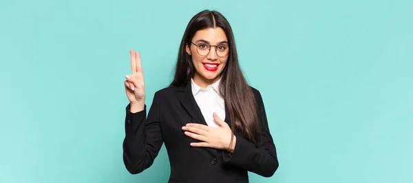 Giovane Bella Donna Guardando Felice Fiducioso Affidabile Sorridente Mostrando Segno — Foto Stock