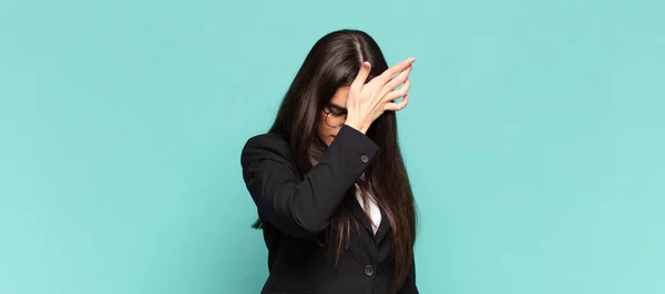 Jeune Jolie Femme Levant Paume Front Pensant Oups Après Avoir — Photo