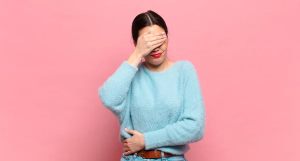 Jeune Jolie Femme Air Stressée Honteuse Bouleversée Avec Mal Tête — Photo