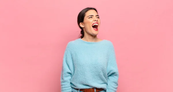 Jovem Mulher Bonita Gritando Furiosamente Gritando Agressivamente Olhando Estressado Com — Fotografia de Stock