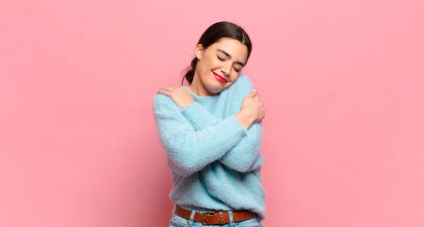 Jong Mooi Vrouw Gevoel Liefde Glimlachen Knuffelen Knuffelen Zelf Vrijgezel — Stockfoto