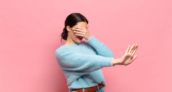 Junge Hübsche Frau Die Das Gesicht Mit Der Hand Bedeckt — Stockfoto