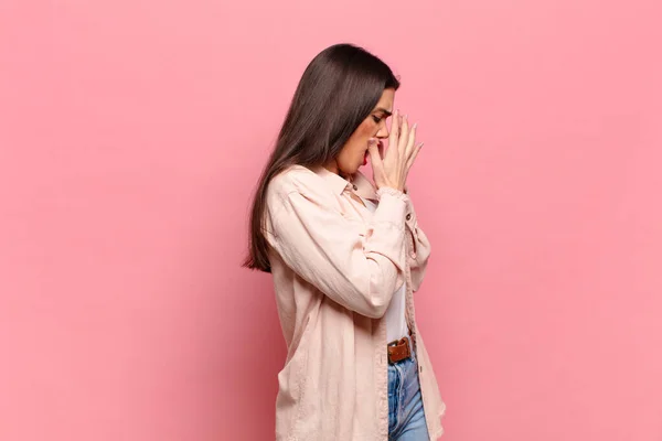 Jeune Jolie Femme Couvrant Les Yeux Avec Les Mains Avec — Photo