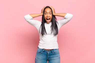 Genç siyahi kadın mutlu, kaygısız, arkadaş canlısı ve rahat görünüyor. Hayattan ve başarıdan keyif alıyor, olumlu bir tavırla.