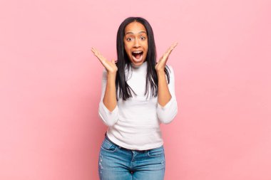 Genç siyahi kadın mutlu ve heyecanlı görünüyordu. Beklenmedik bir sürprizle sarsılmıştı. İki eli yüzü açıktı.