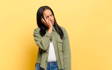 Genç siyahi kadın yorgun, sıkıcı ve sıkıcı bir işin ardından sıkılmış, hayal kırıklığına uğramış ve uykulu hissediyor.