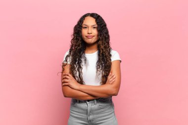 Genç İspanyol kadın şüpheye düşüyor ya da düşünüyor, dudağını ısırıyor ve kendini güvensiz ve gergin hissediyor, kenarda yer arıyor.